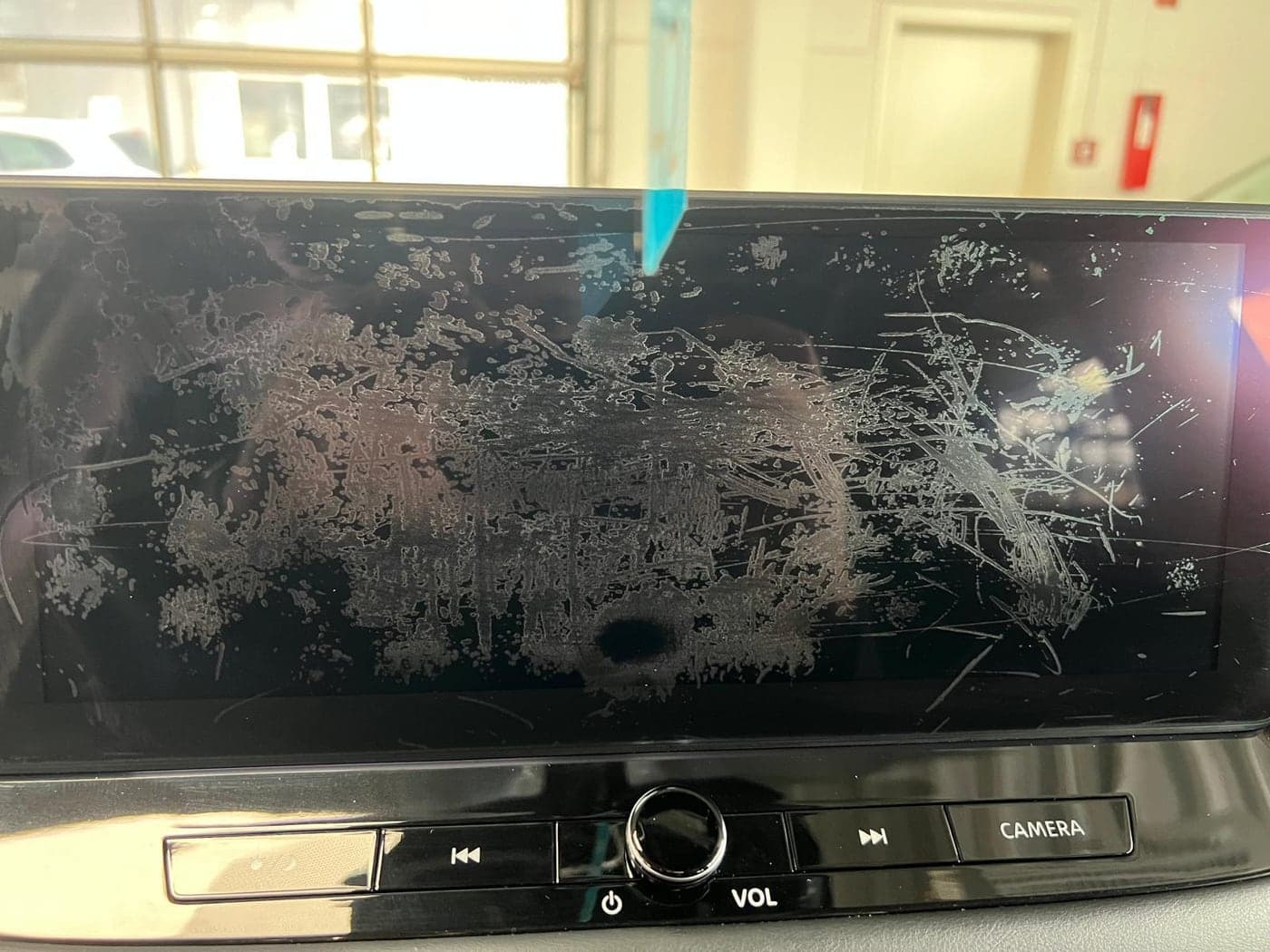 Zerkratztes Touch-Display im Fahrzeug vor der Aufbereitung